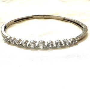 Rhodium plated cubic zirconia hinged bangle bracelet